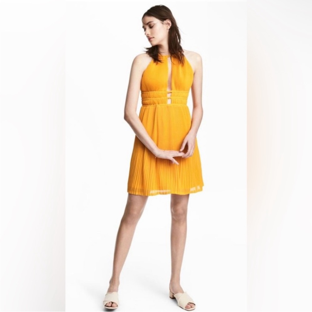 🆕H&M Pleated Keyhole Halter Dress, Size 6
